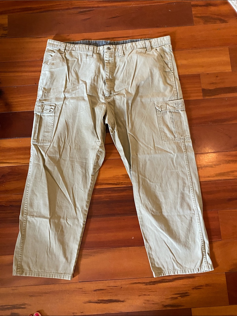 Relaxed Fit Men's Cargo Pants in Light Khaki
